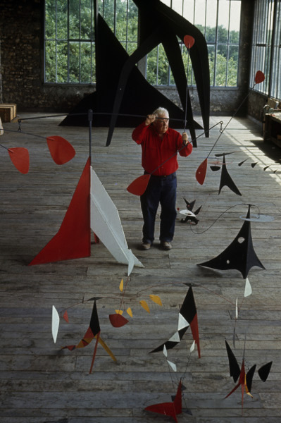 Calder. Forgeron de géantes libellules. : Alexander Calder in his Saché studio, 1967 Calder Alexander (1898-1976) © 2017 Calder Founda9on, New York / ADAGP, Paris Photo : akg-images / Tony Vaccaro